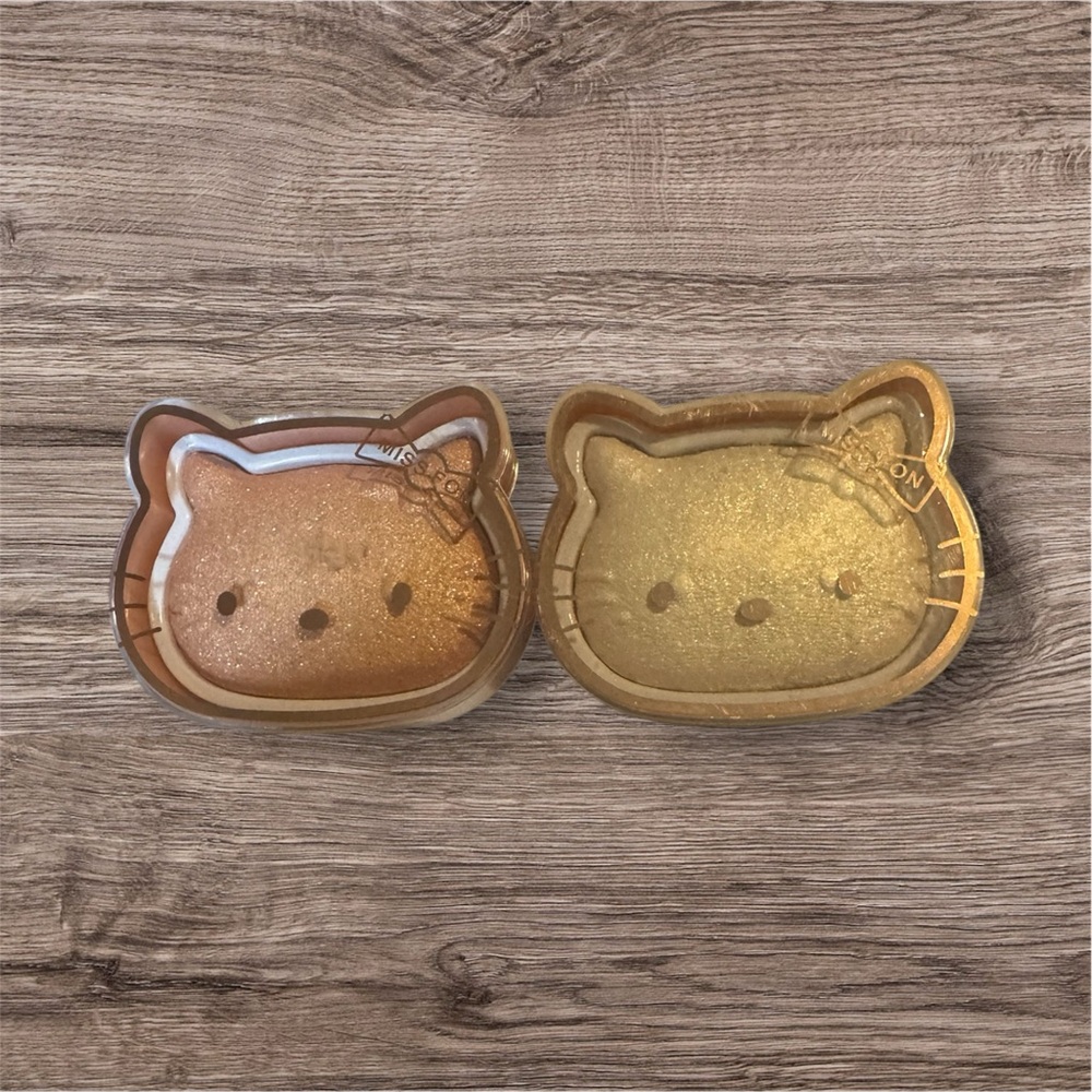 NWOT Hello Kitty Shimmer Highlighter Duo